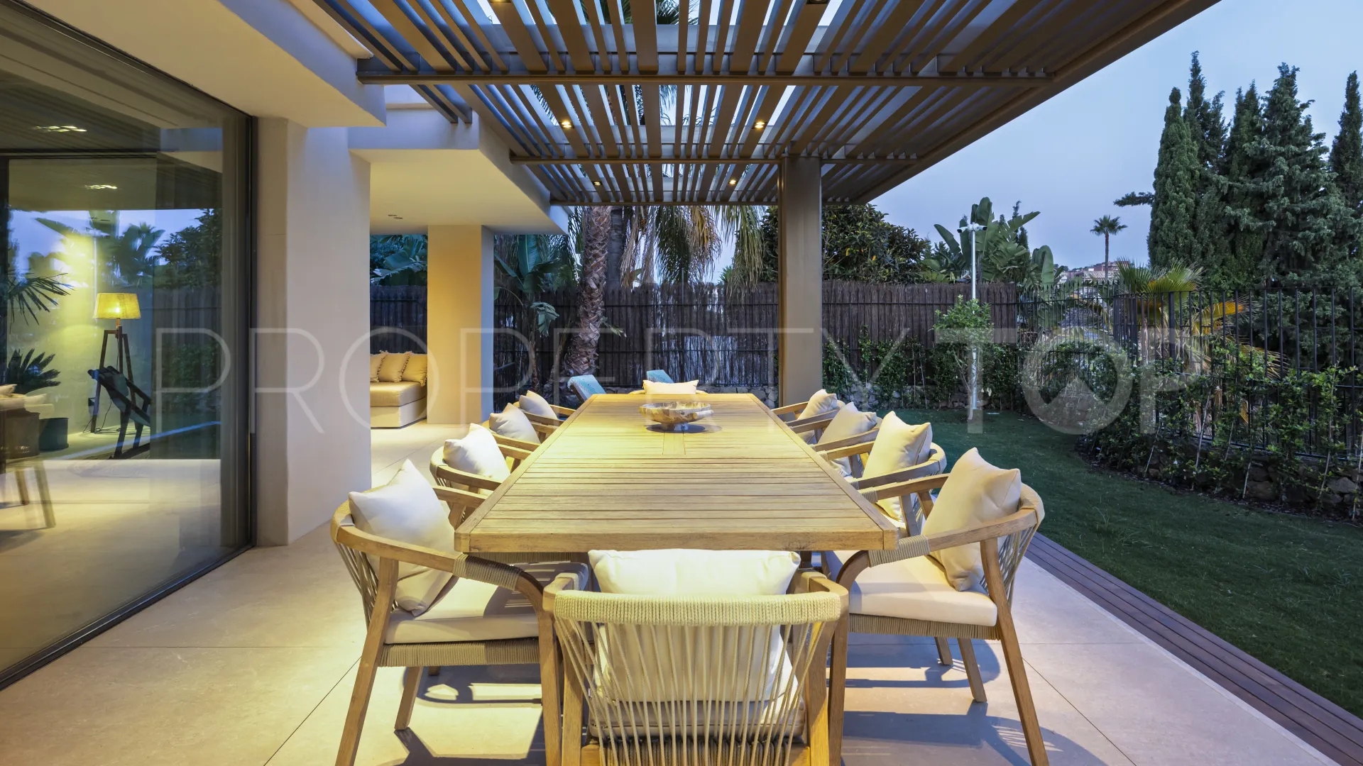 For sale villa in Nueva Andalucia