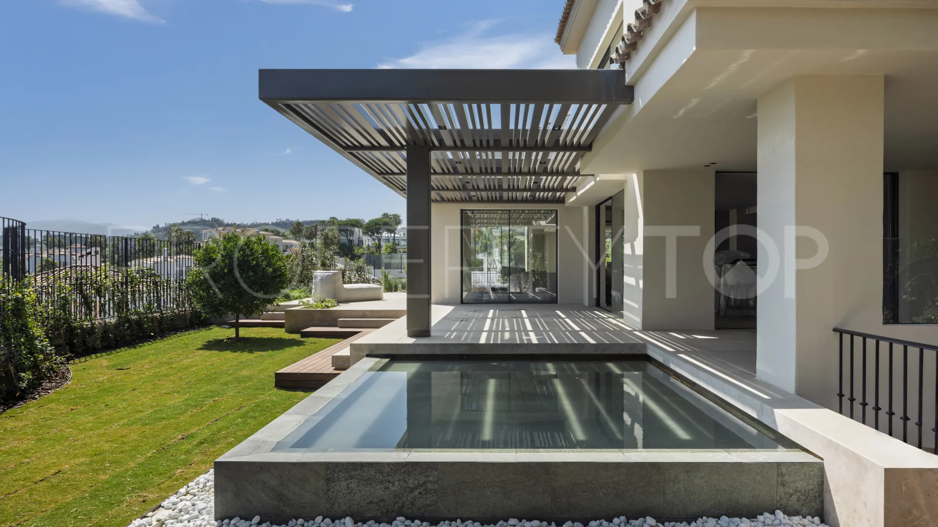 For sale villa in Nueva Andalucia