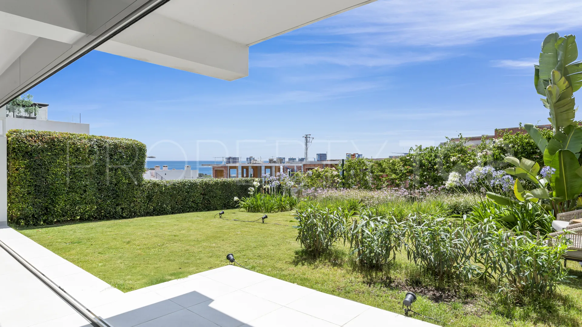 For sale ground floor apartment in Estepona Golf