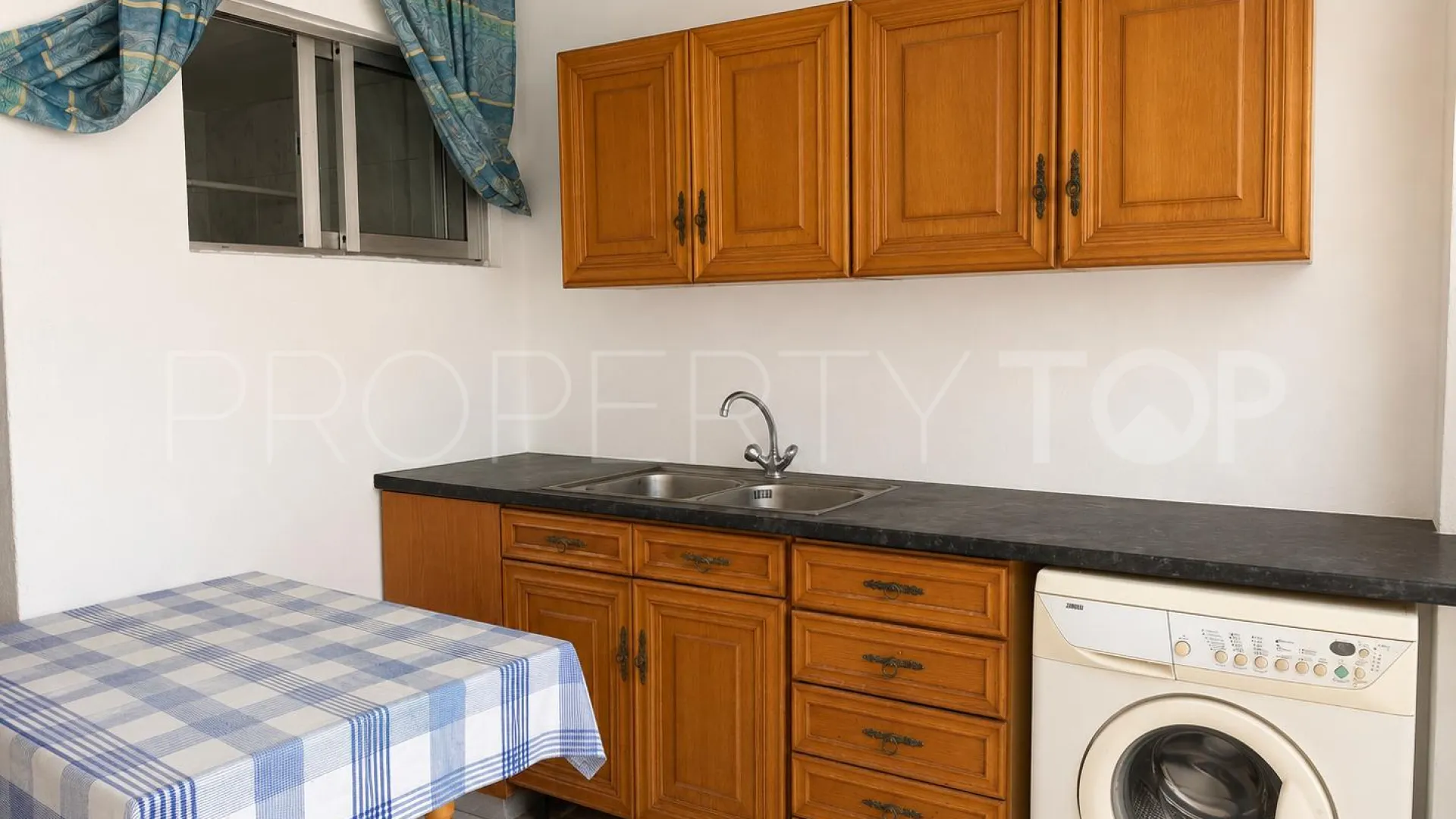 For sale town house with 6 bedrooms in Marbella Centro