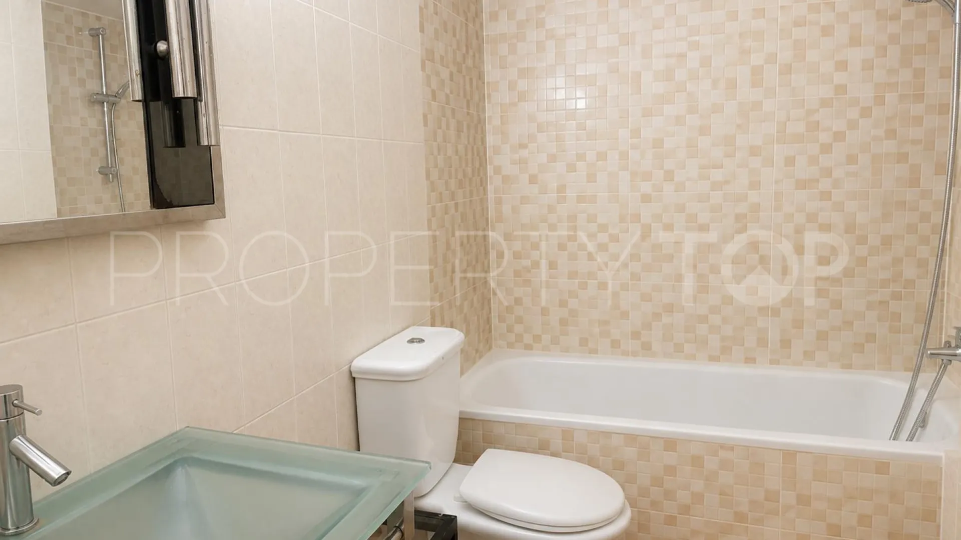 For sale town house with 6 bedrooms in Marbella Centro
