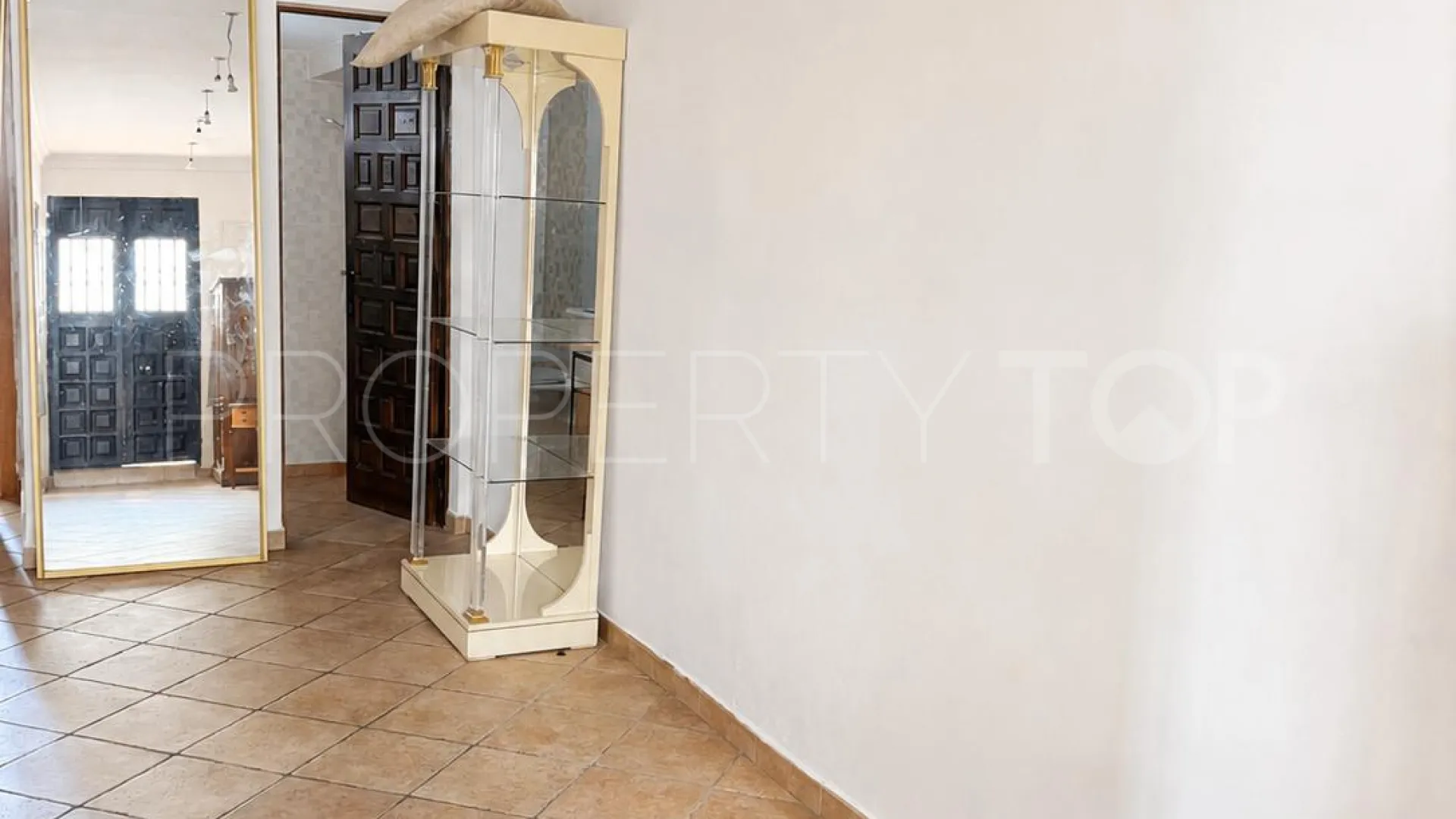 For sale town house with 6 bedrooms in Marbella Centro