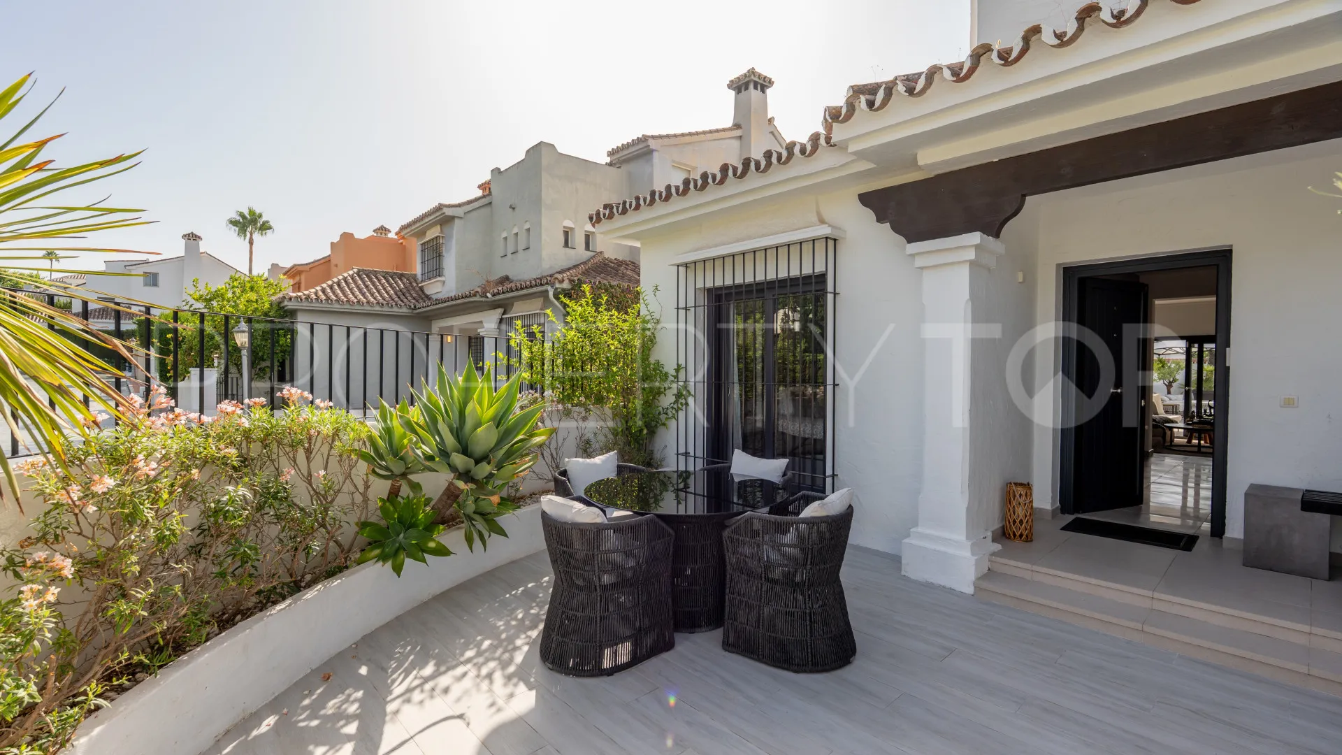 Buy 5 bedrooms villa in Parcelas del Golf
