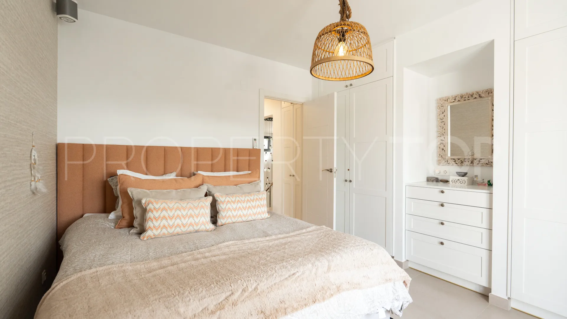 Buy 5 bedrooms villa in Parcelas del Golf