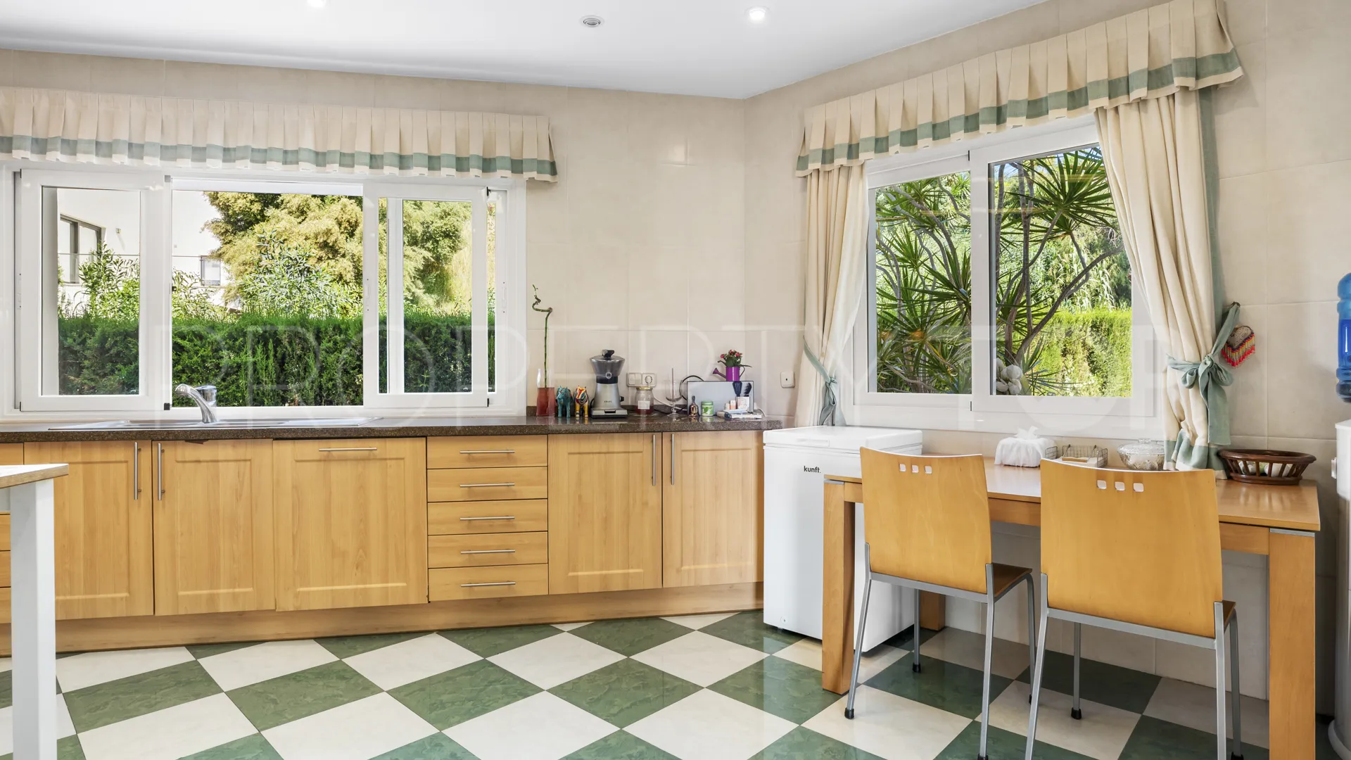 Se vende villa de 6 dormitorios en Paraiso Alto