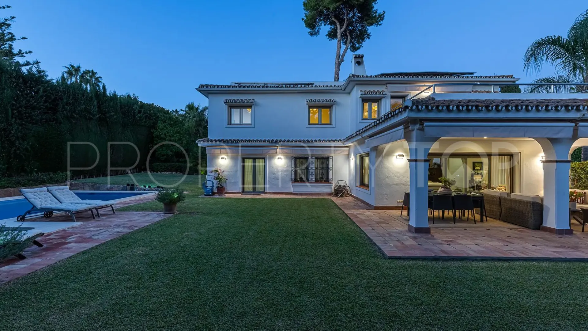 Villa con 5 dormitorios a la venta en Los Monteros Playa