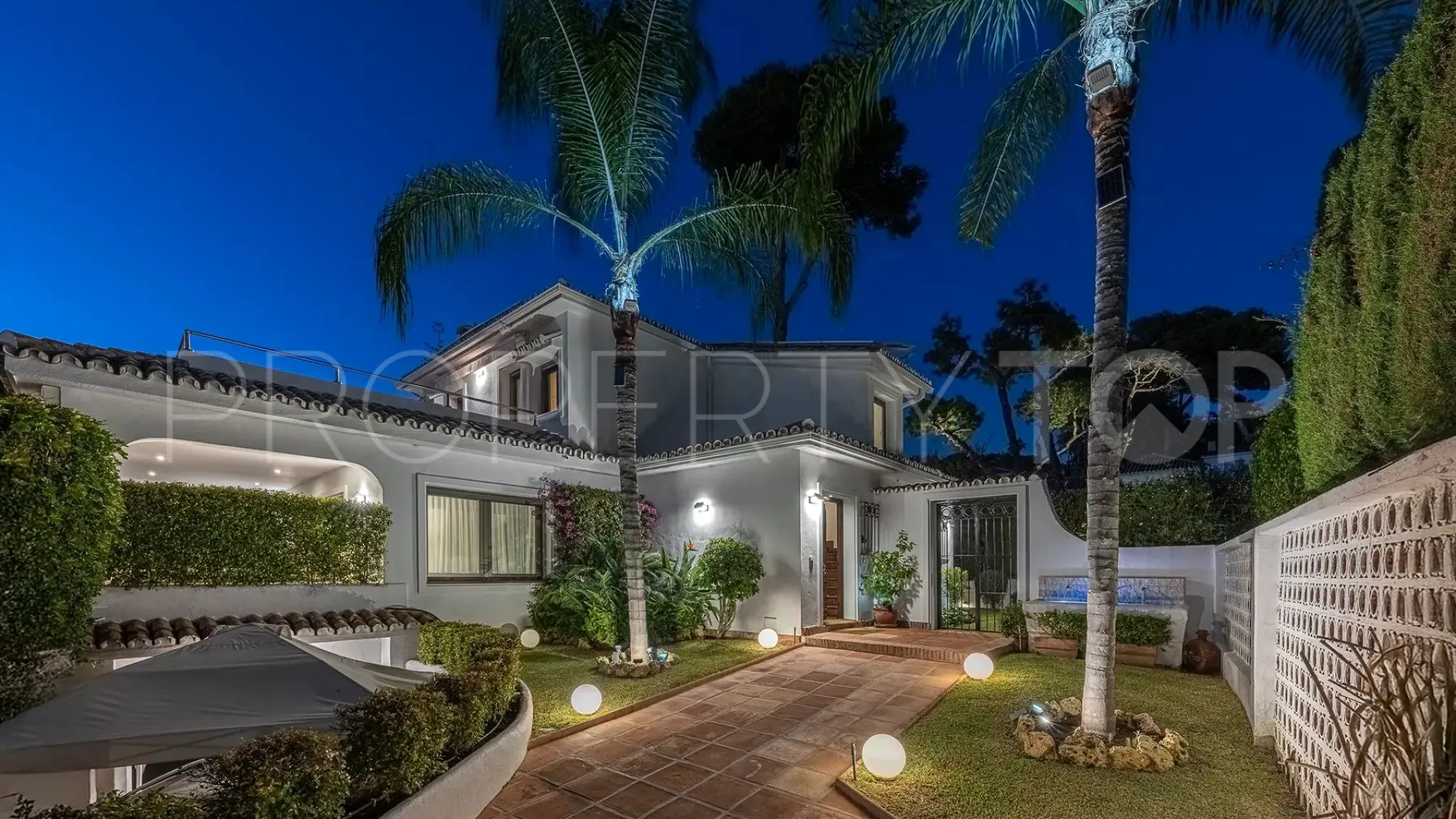 Villa con 5 dormitorios a la venta en Los Monteros Playa