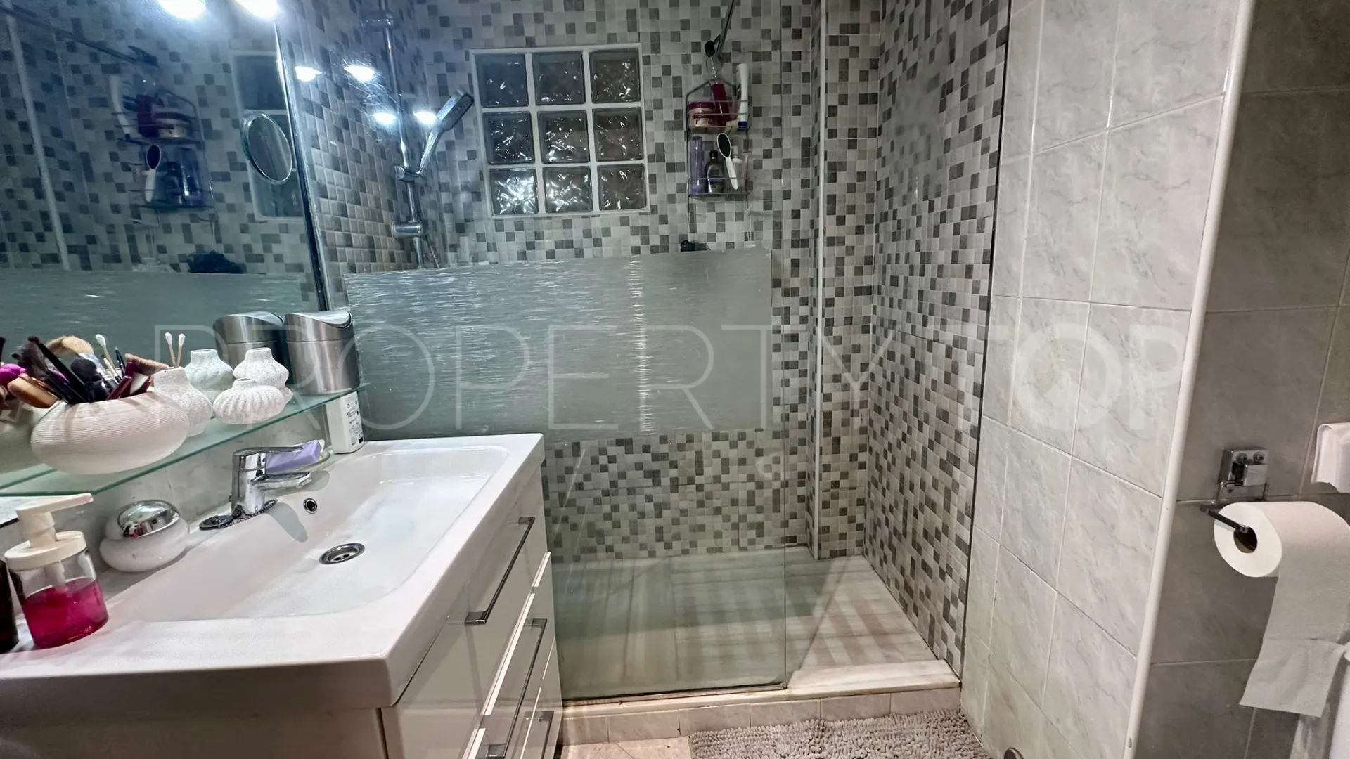 Buy San Pedro de Alcantara 4 bedrooms ground floor apartment