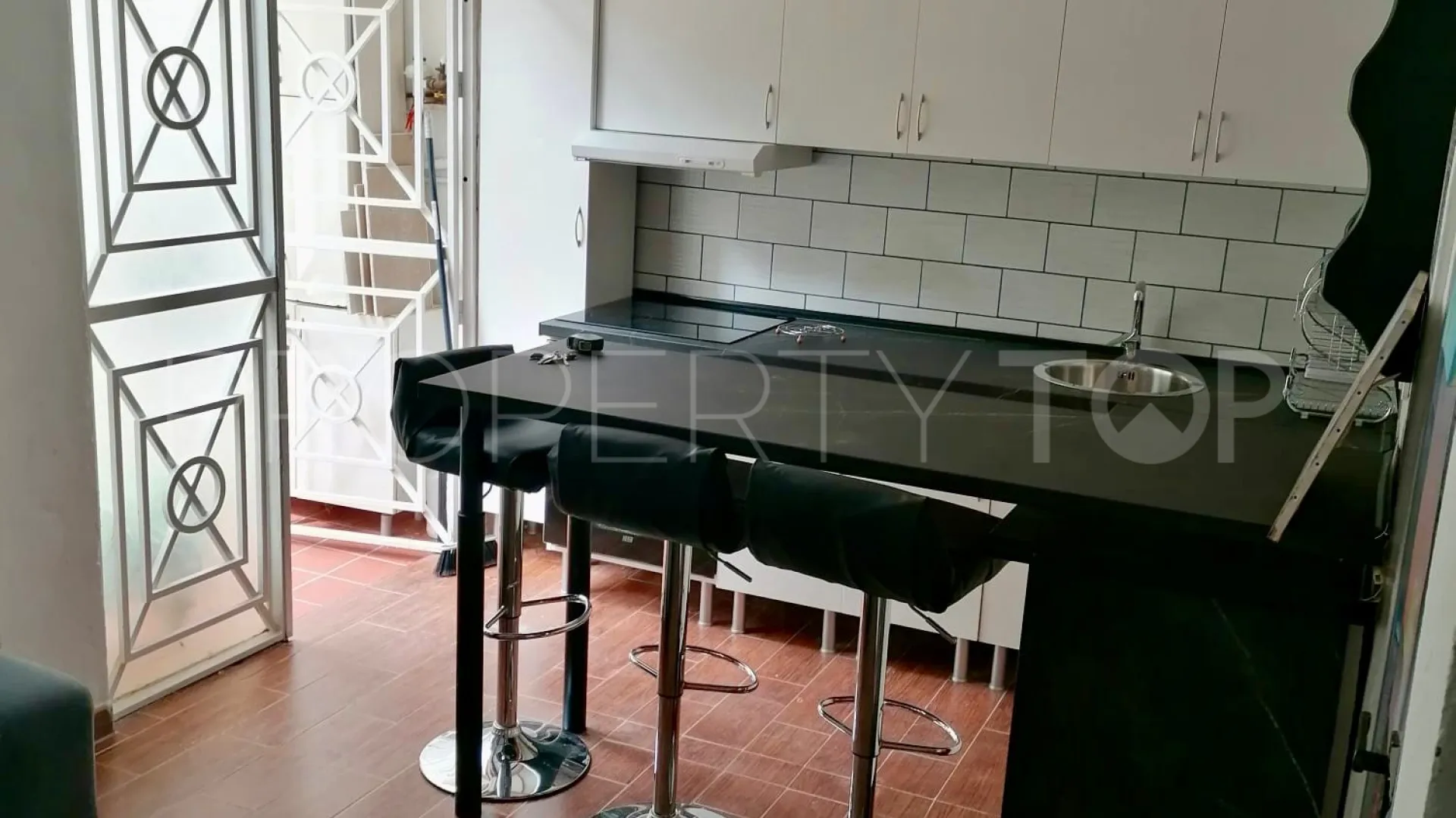 Buy San Pedro de Alcantara 4 bedrooms ground floor apartment