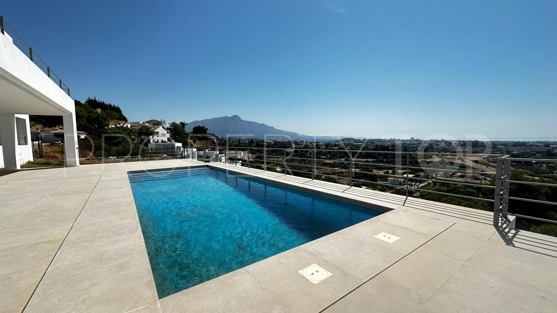 Villa for sale in Los Arqueros with 5 bedrooms