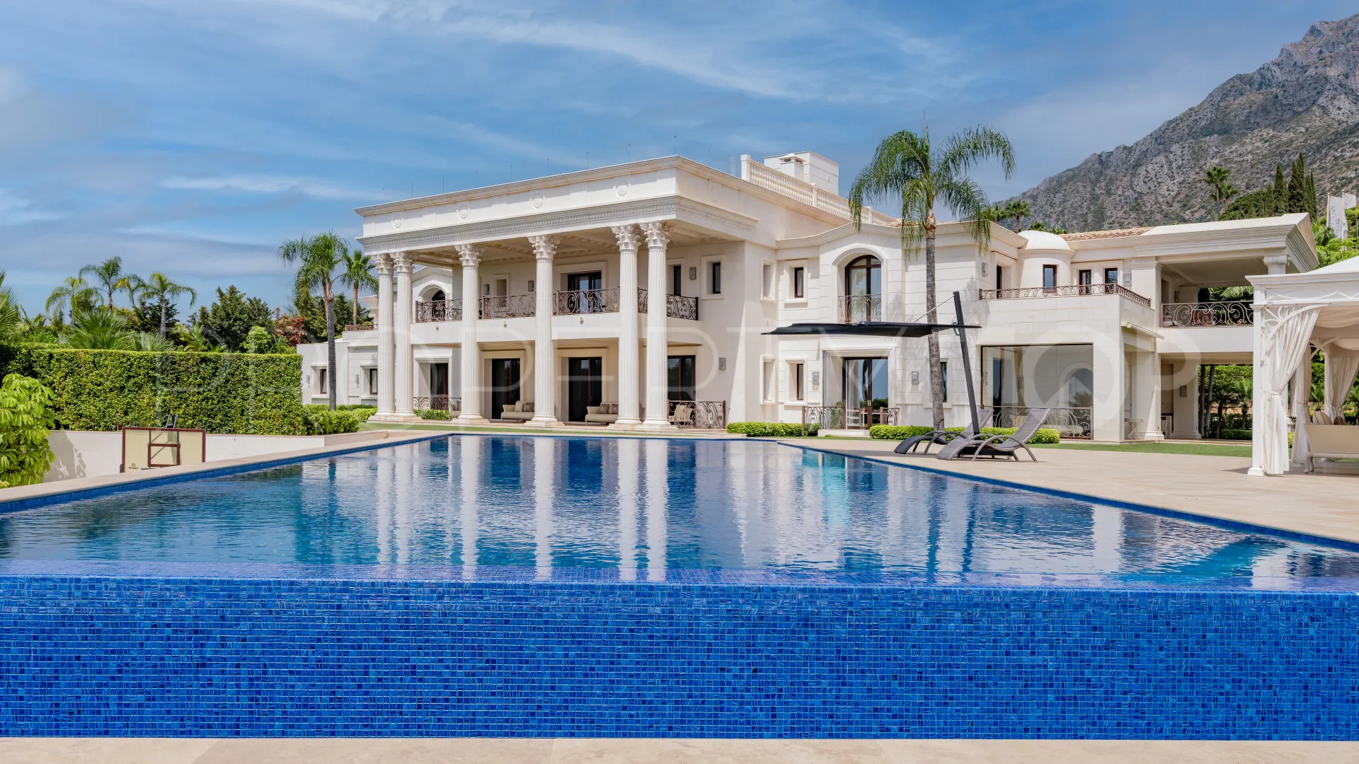 For sale Sierra Blanca villa with 10 bedrooms