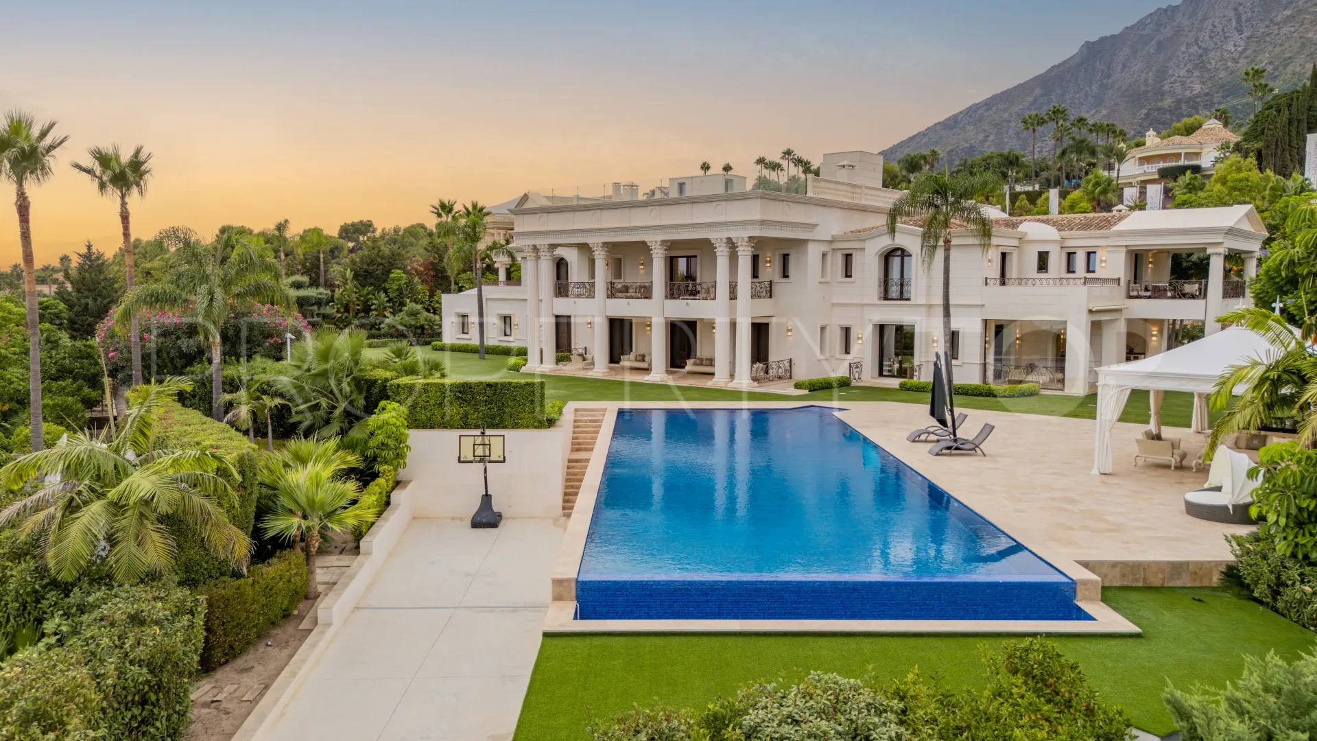 For sale Sierra Blanca villa with 10 bedrooms