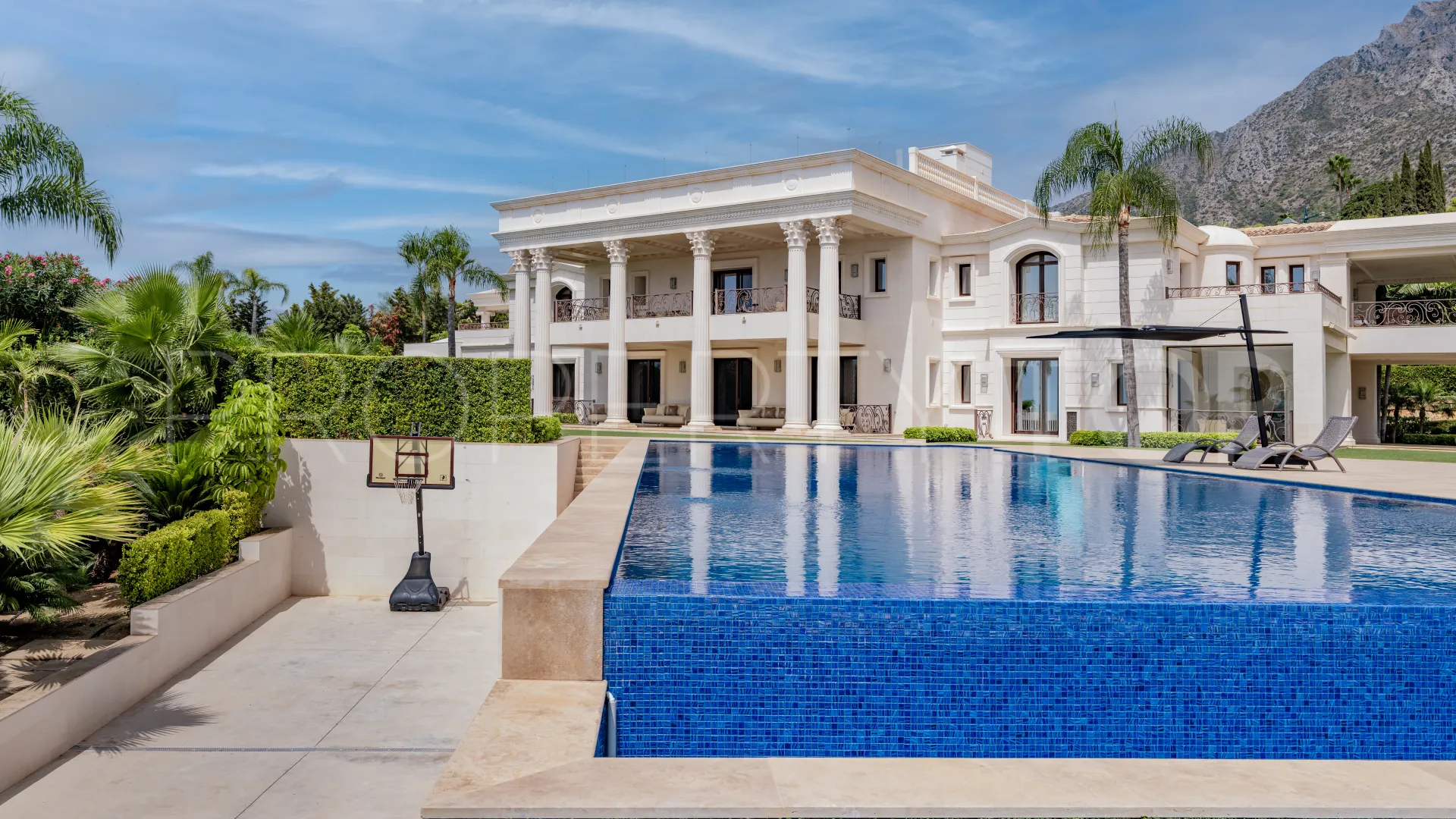 For sale Sierra Blanca villa with 10 bedrooms