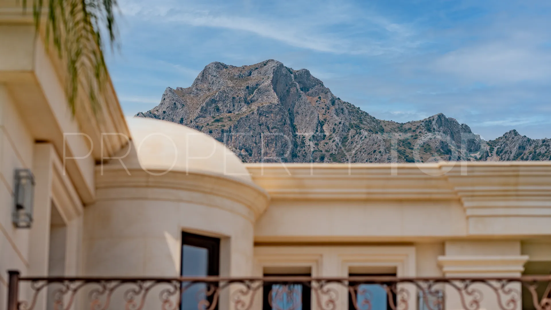 For sale Sierra Blanca villa with 10 bedrooms