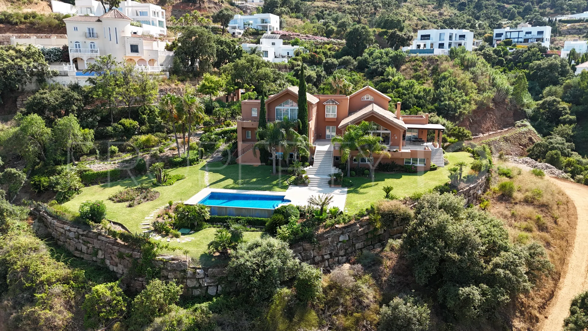 Comprar villa con 5 dormitorios en La Mairena