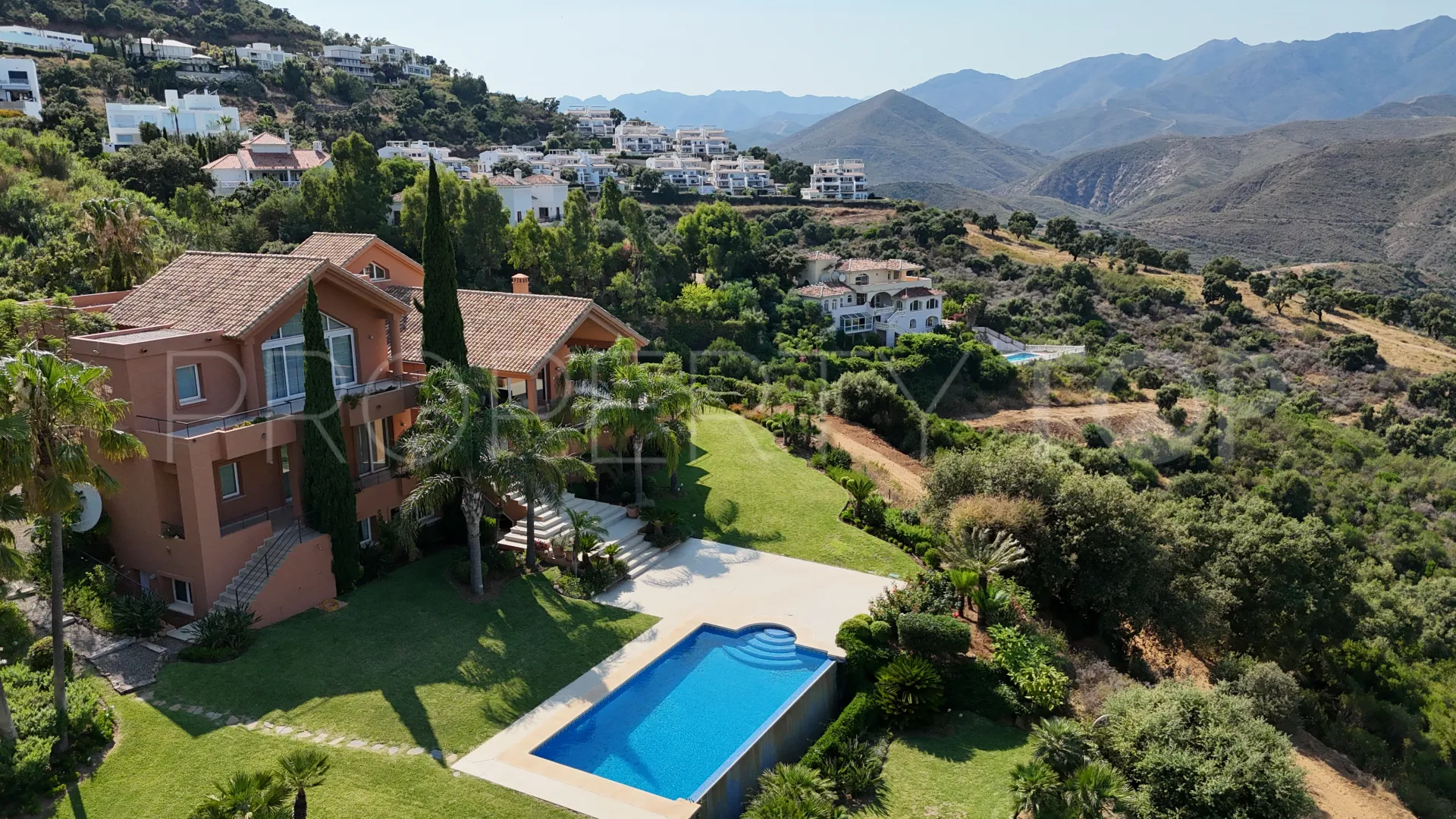 Comprar villa con 5 dormitorios en La Mairena