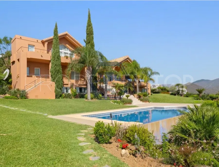 Comprar villa con 5 dormitorios en La Mairena