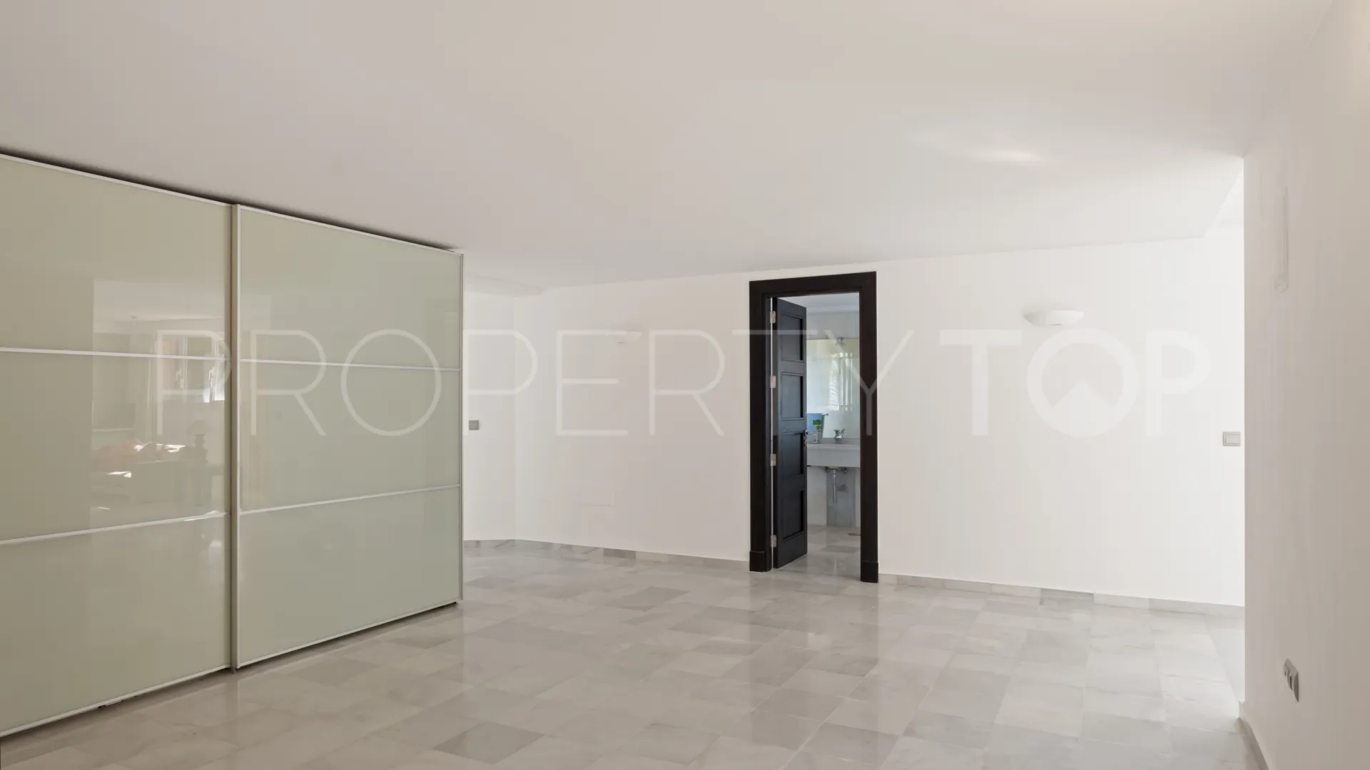 Comprar villa con 5 dormitorios en La Mairena