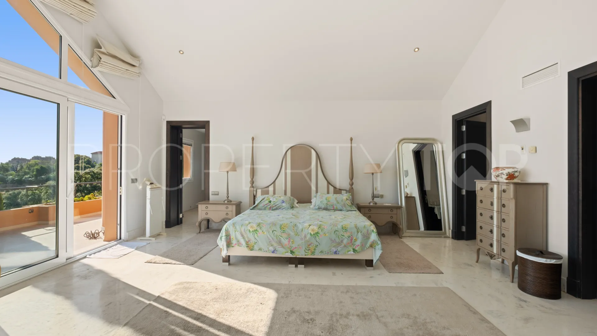 Comprar villa con 5 dormitorios en La Mairena