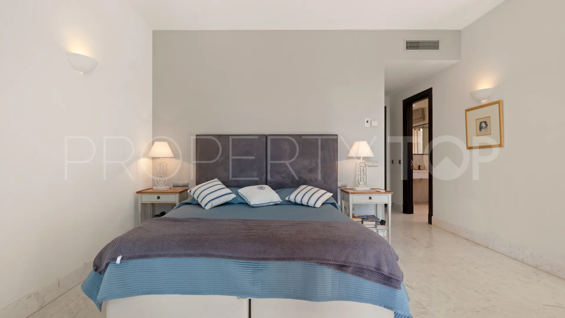 Comprar villa con 5 dormitorios en La Mairena