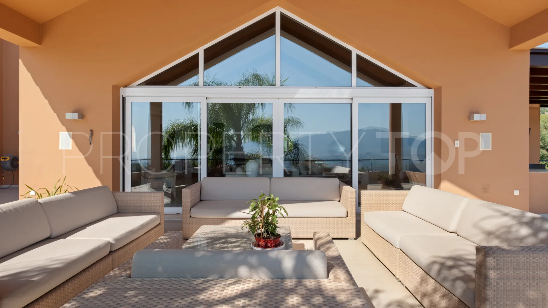 Comprar villa con 5 dormitorios en La Mairena