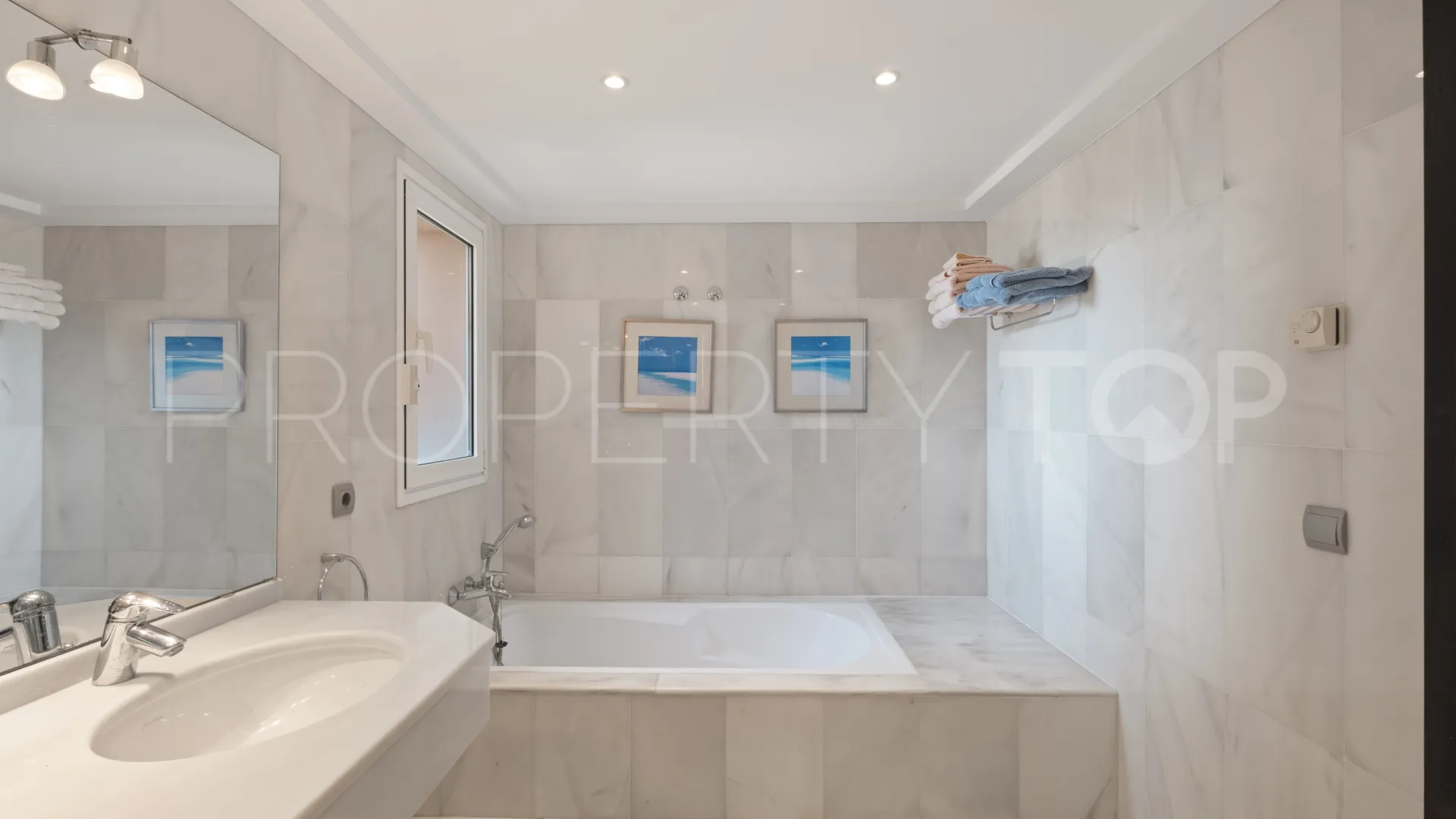 Comprar villa con 5 dormitorios en La Mairena