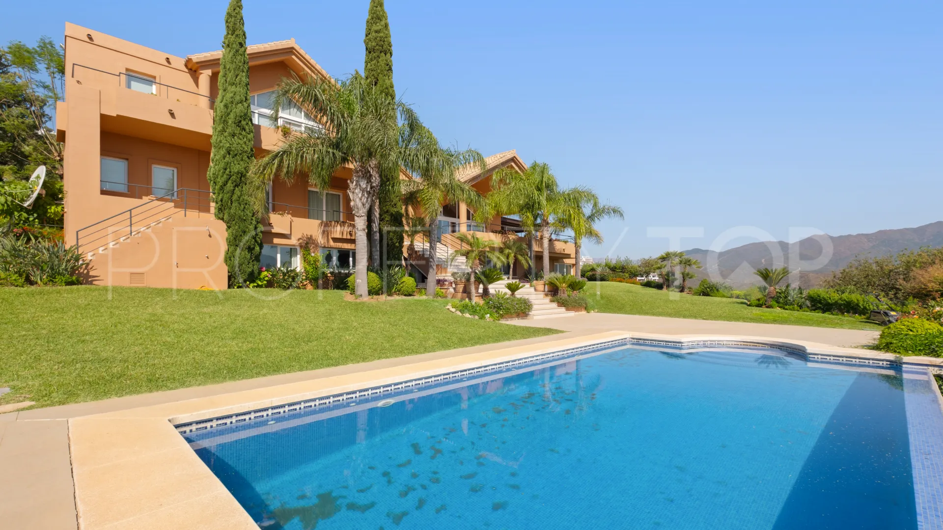 Comprar villa con 5 dormitorios en La Mairena