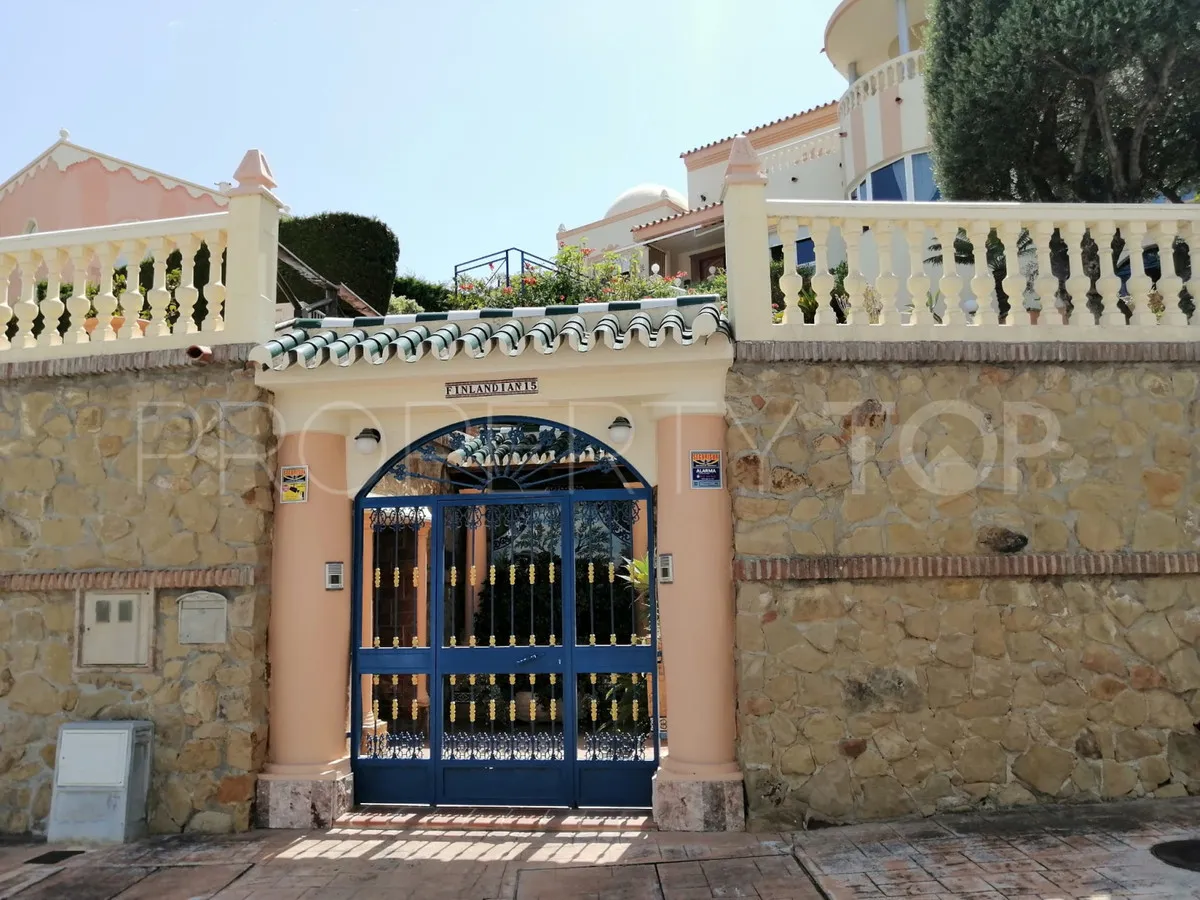 Comprar villa con 7 dormitorios en Benalmadena