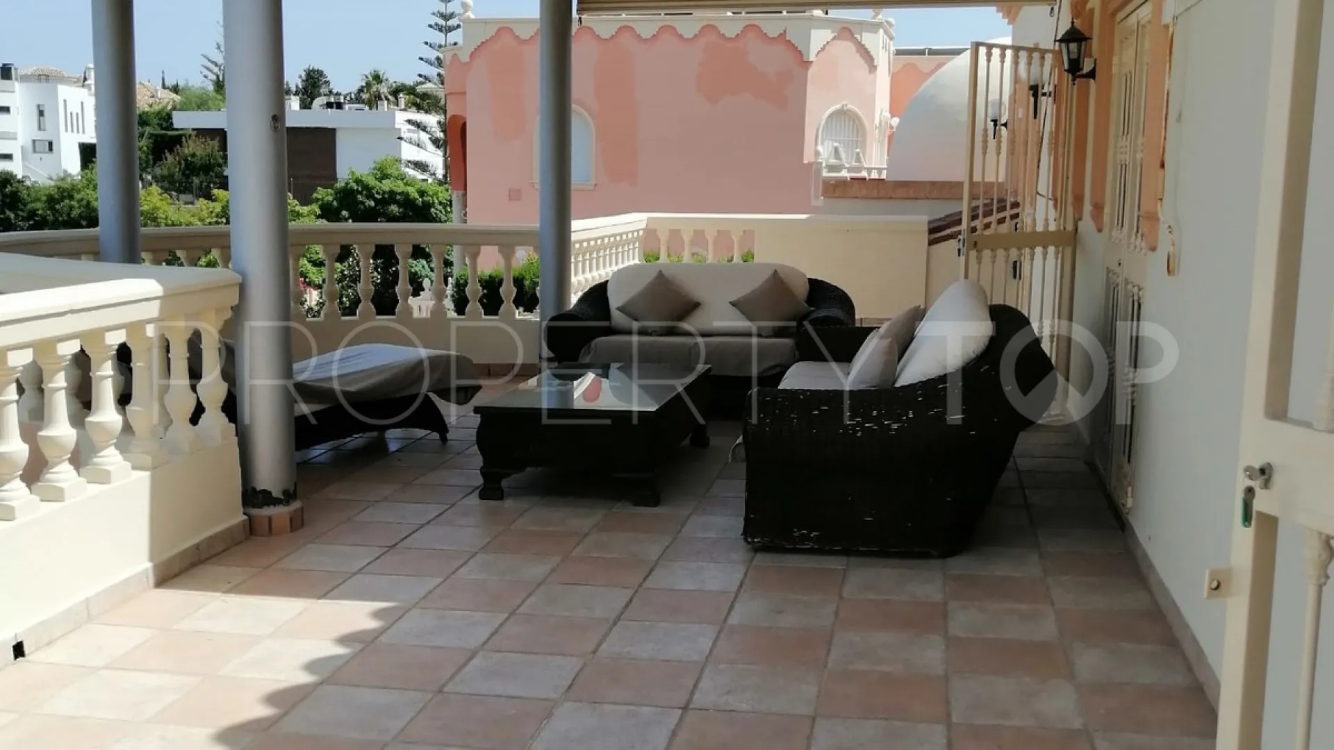 Comprar villa con 7 dormitorios en Benalmadena