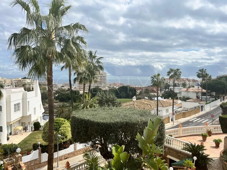 Comprar villa con 7 dormitorios en Benalmadena