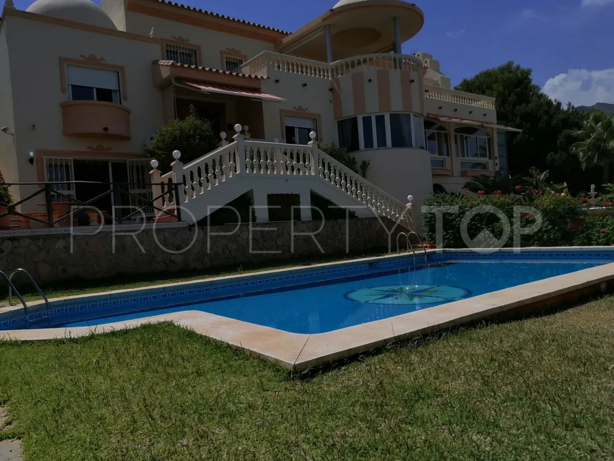 Comprar villa con 7 dormitorios en Benalmadena