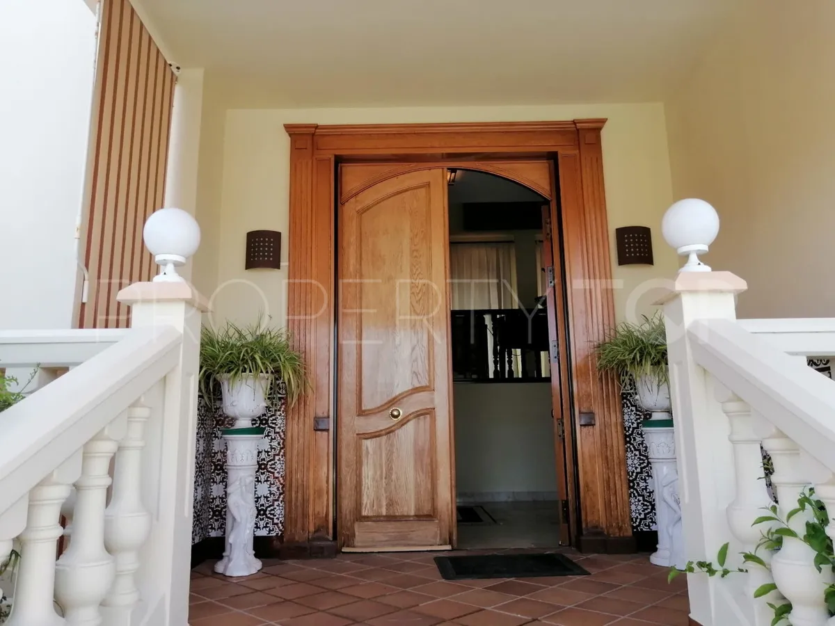 Comprar villa con 7 dormitorios en Benalmadena