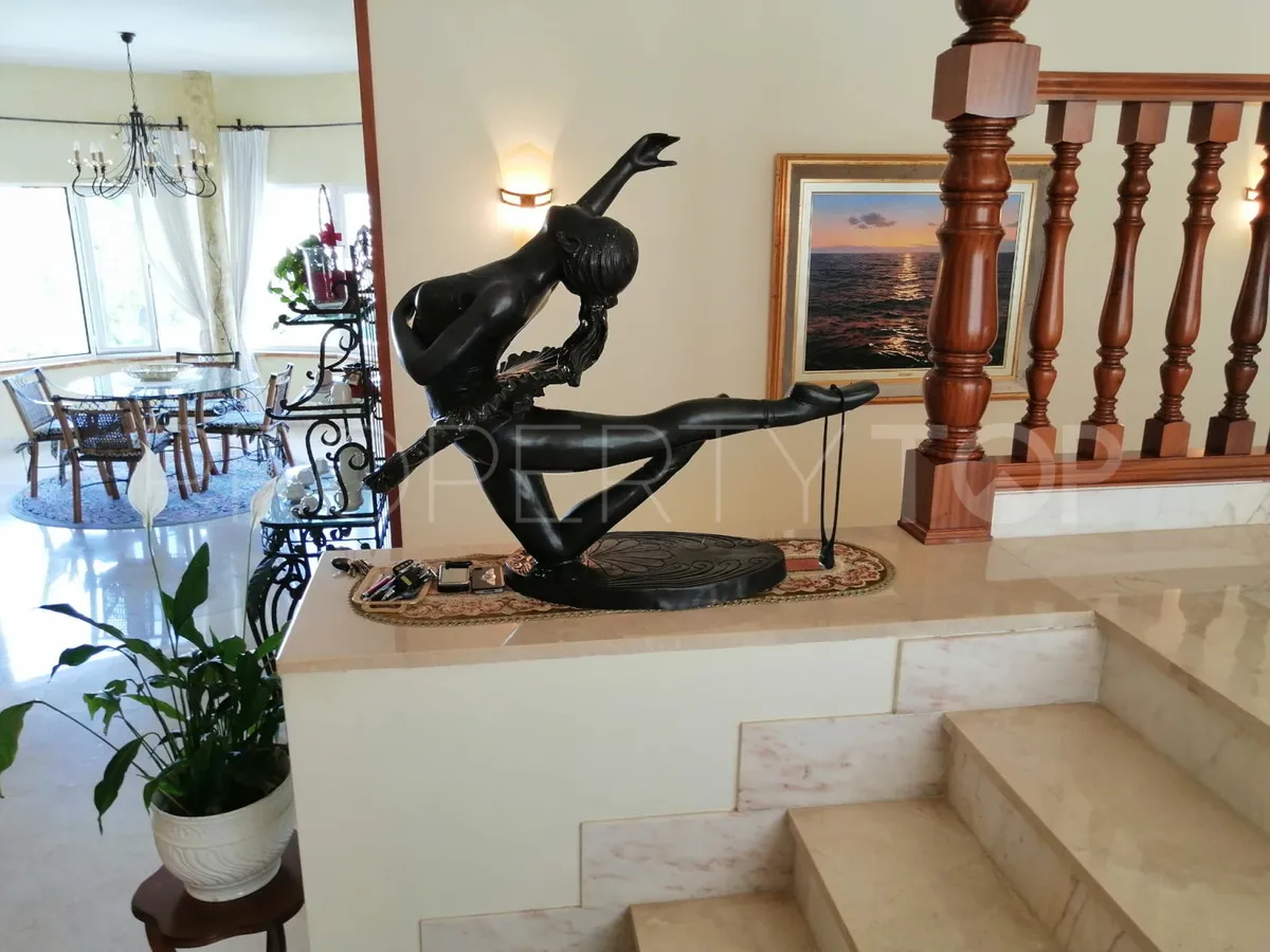 Comprar villa con 7 dormitorios en Benalmadena