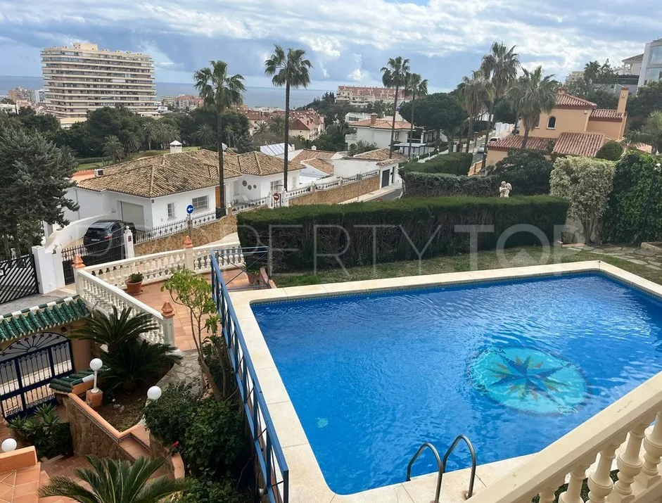 Comprar villa con 7 dormitorios en Benalmadena