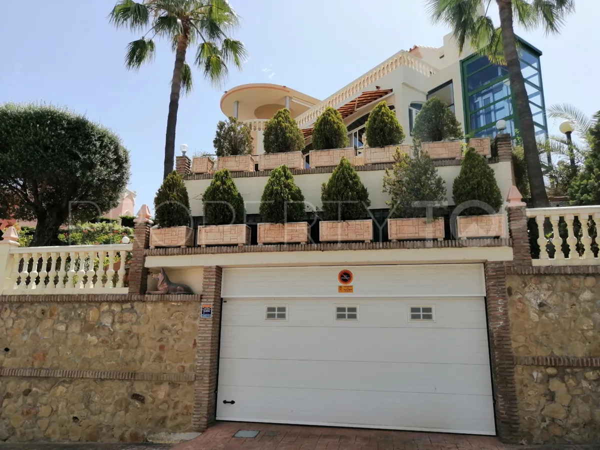Comprar villa con 7 dormitorios en Benalmadena