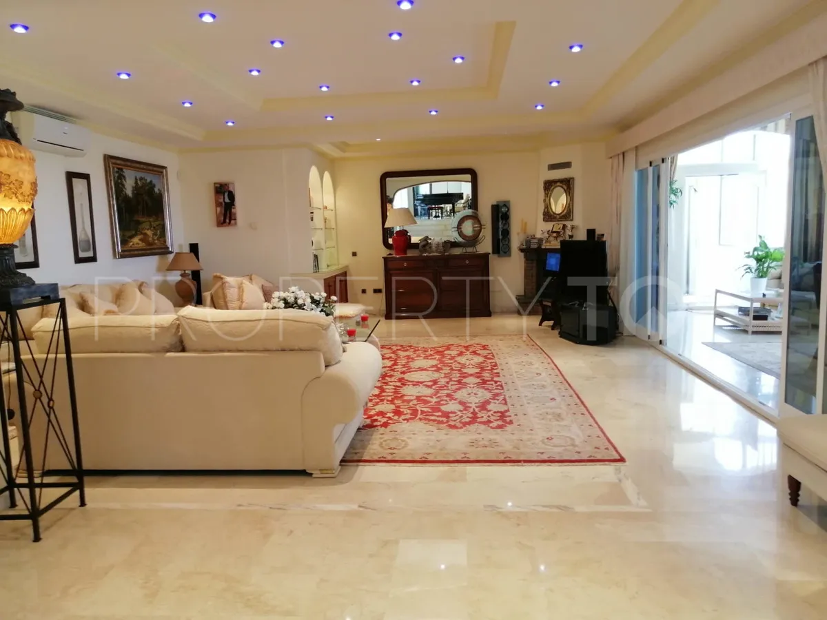 Comprar villa con 7 dormitorios en Benalmadena