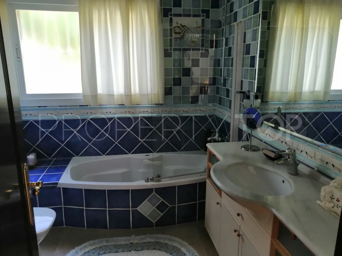 Comprar villa con 7 dormitorios en Benalmadena