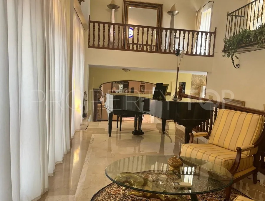 Comprar villa con 7 dormitorios en Benalmadena