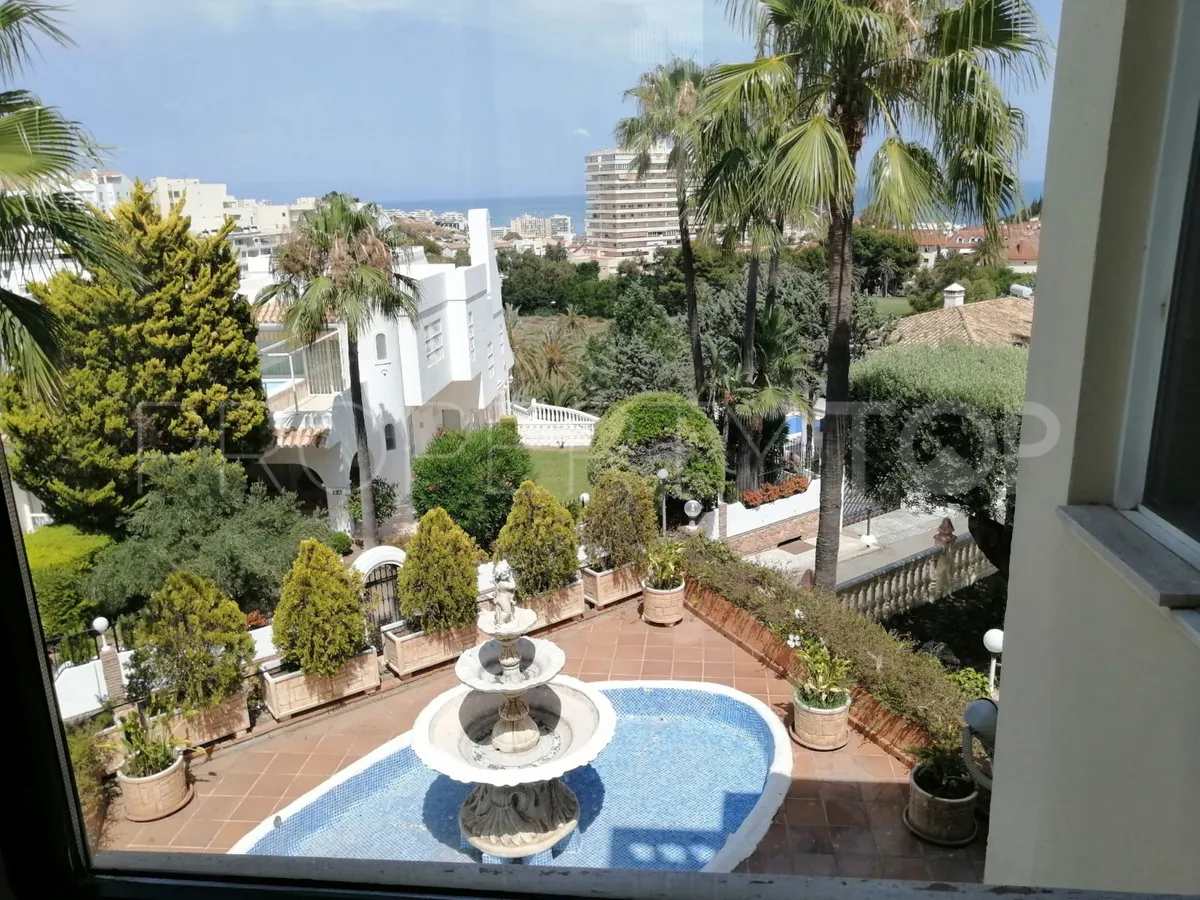 Comprar villa con 7 dormitorios en Benalmadena