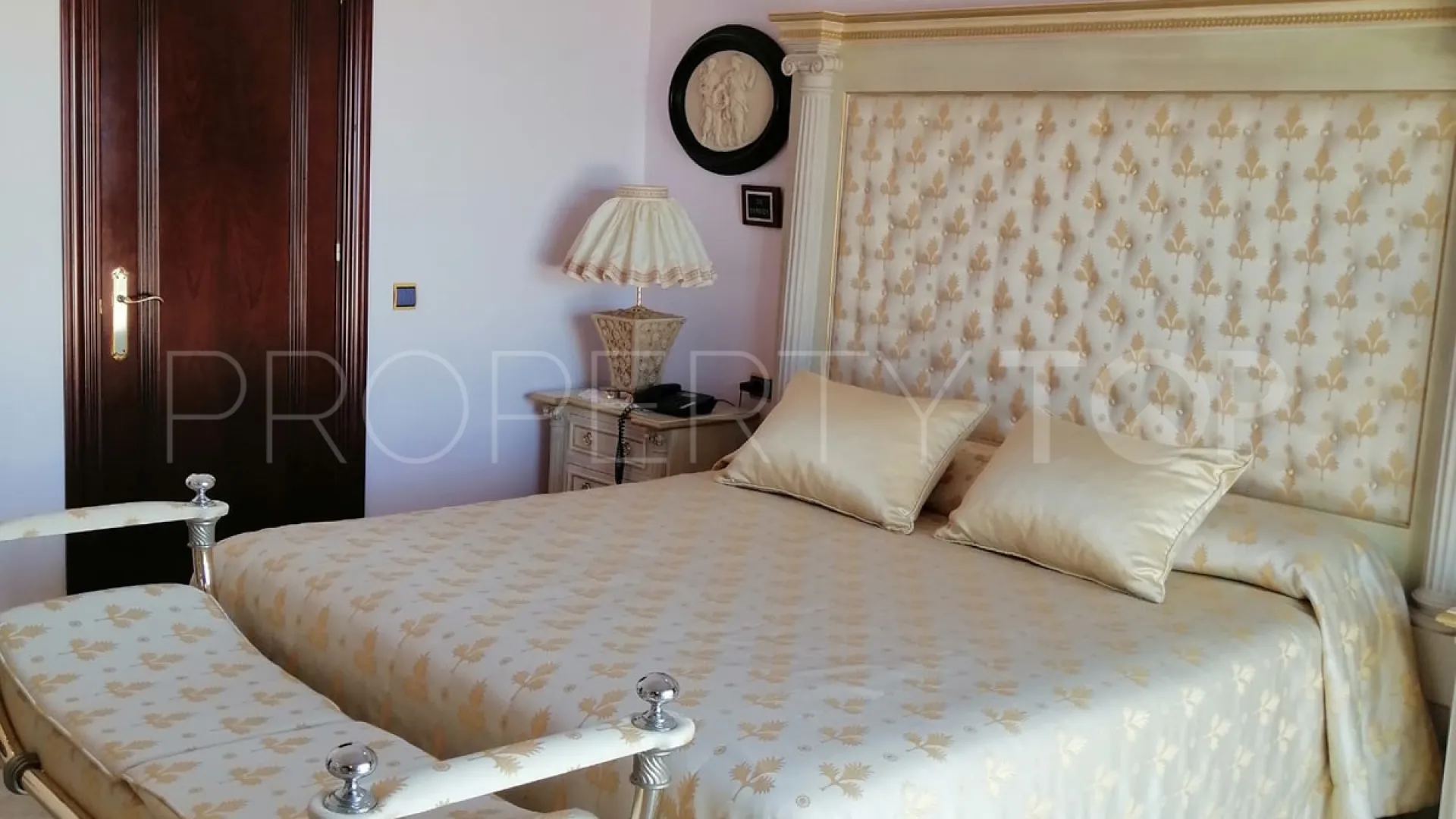 Comprar villa con 7 dormitorios en Benalmadena