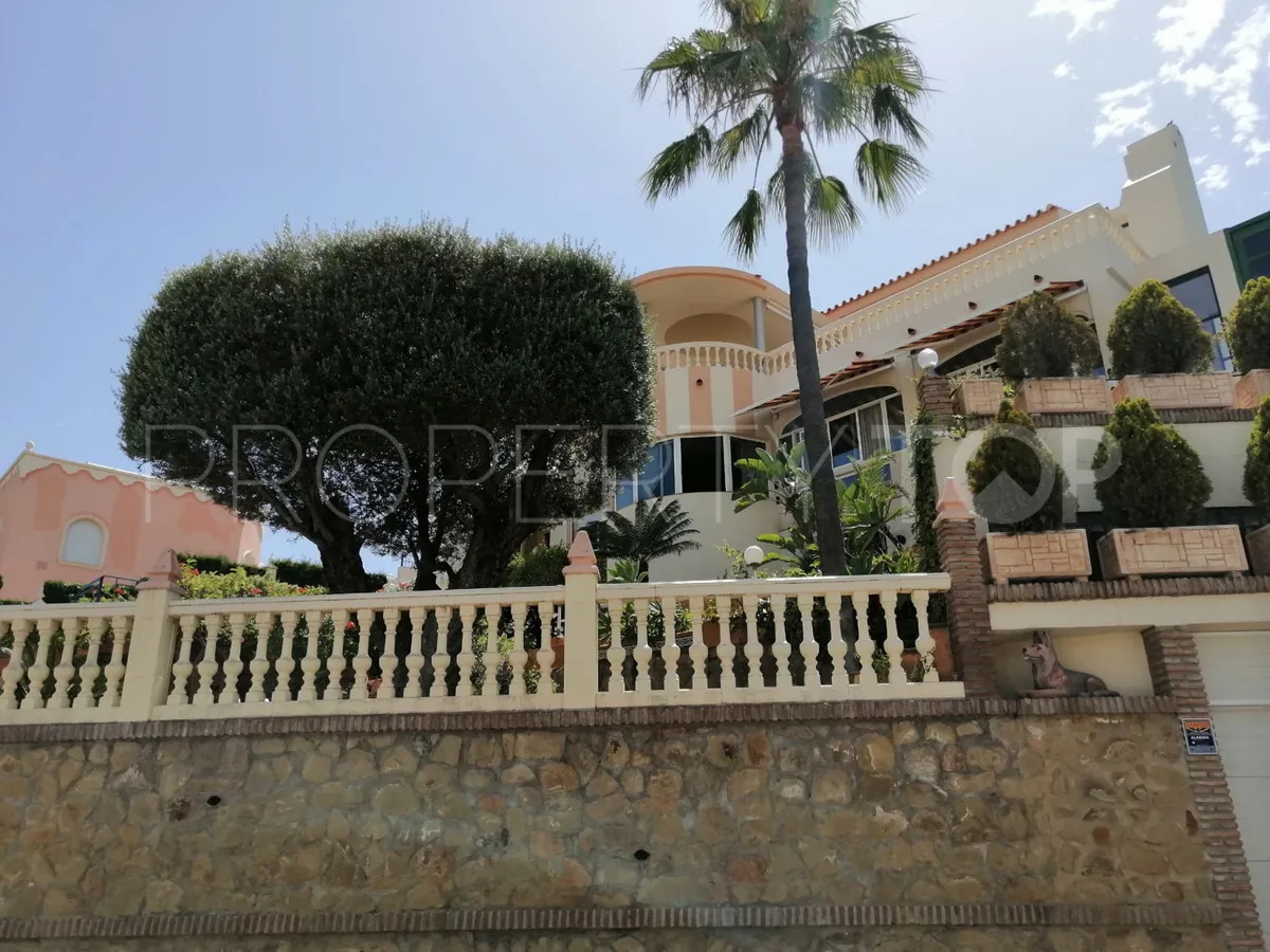 Comprar villa con 7 dormitorios en Benalmadena