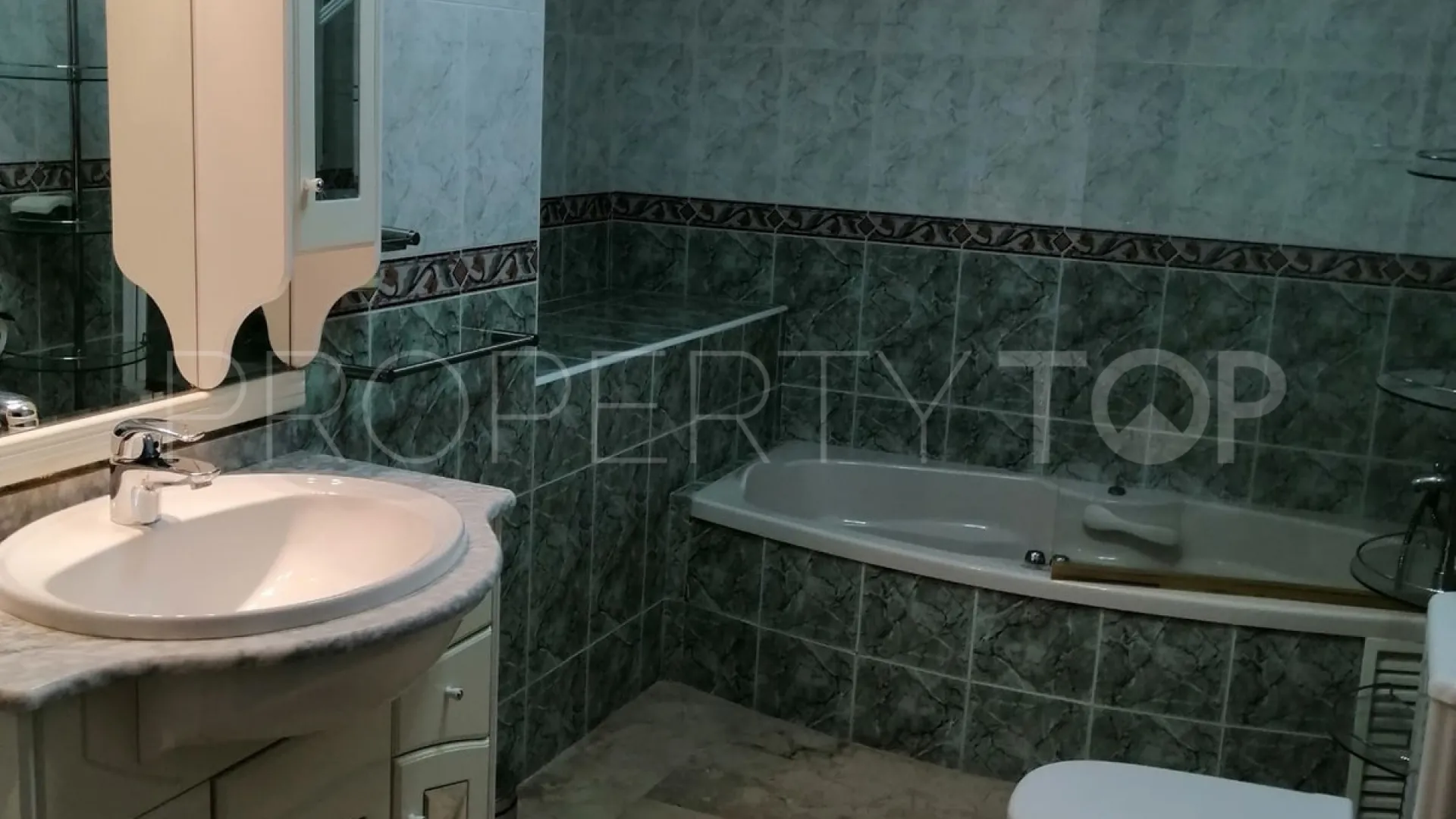 Comprar villa con 7 dormitorios en Benalmadena