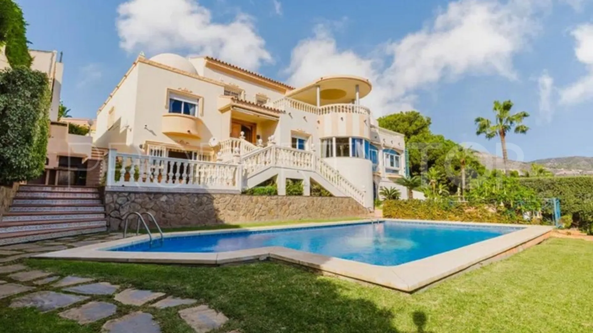 Comprar villa con 7 dormitorios en Benalmadena