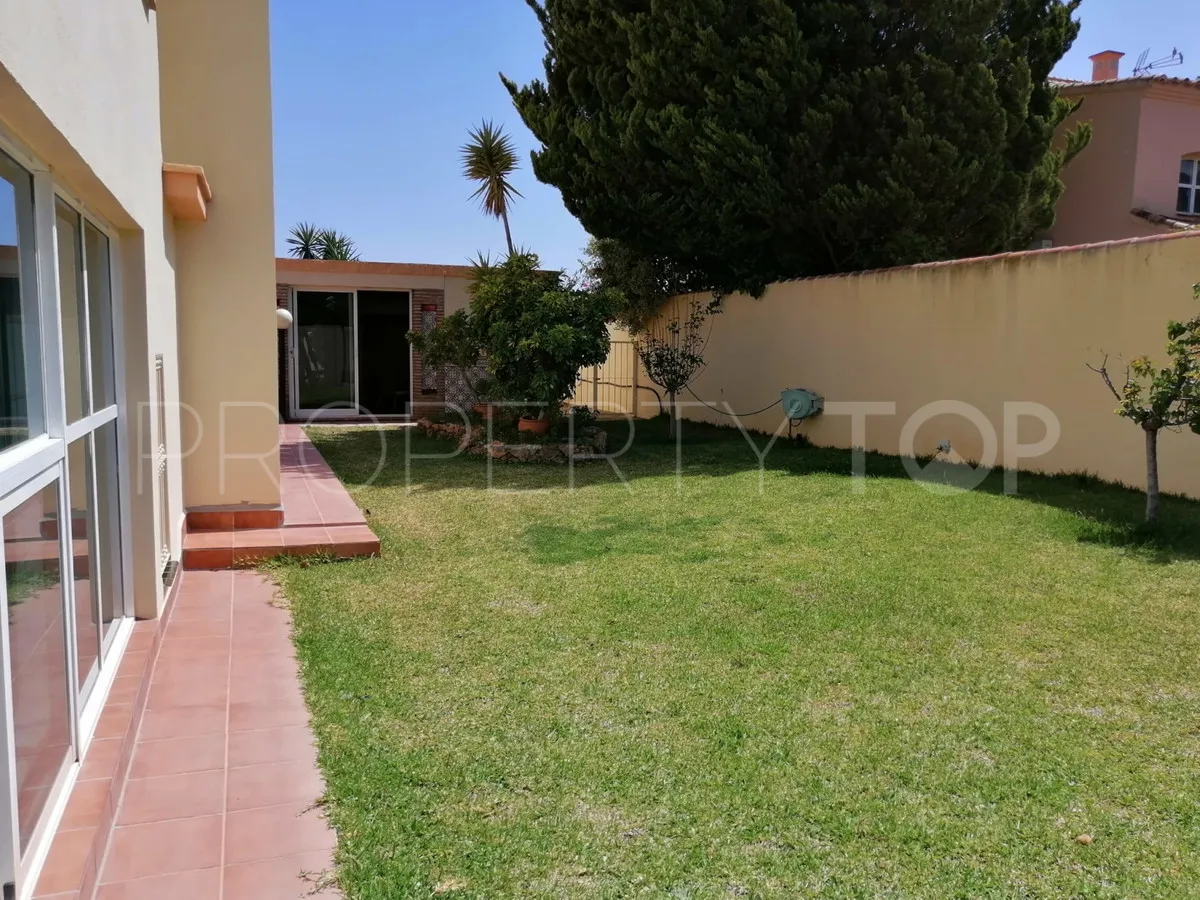 Comprar villa con 7 dormitorios en Benalmadena