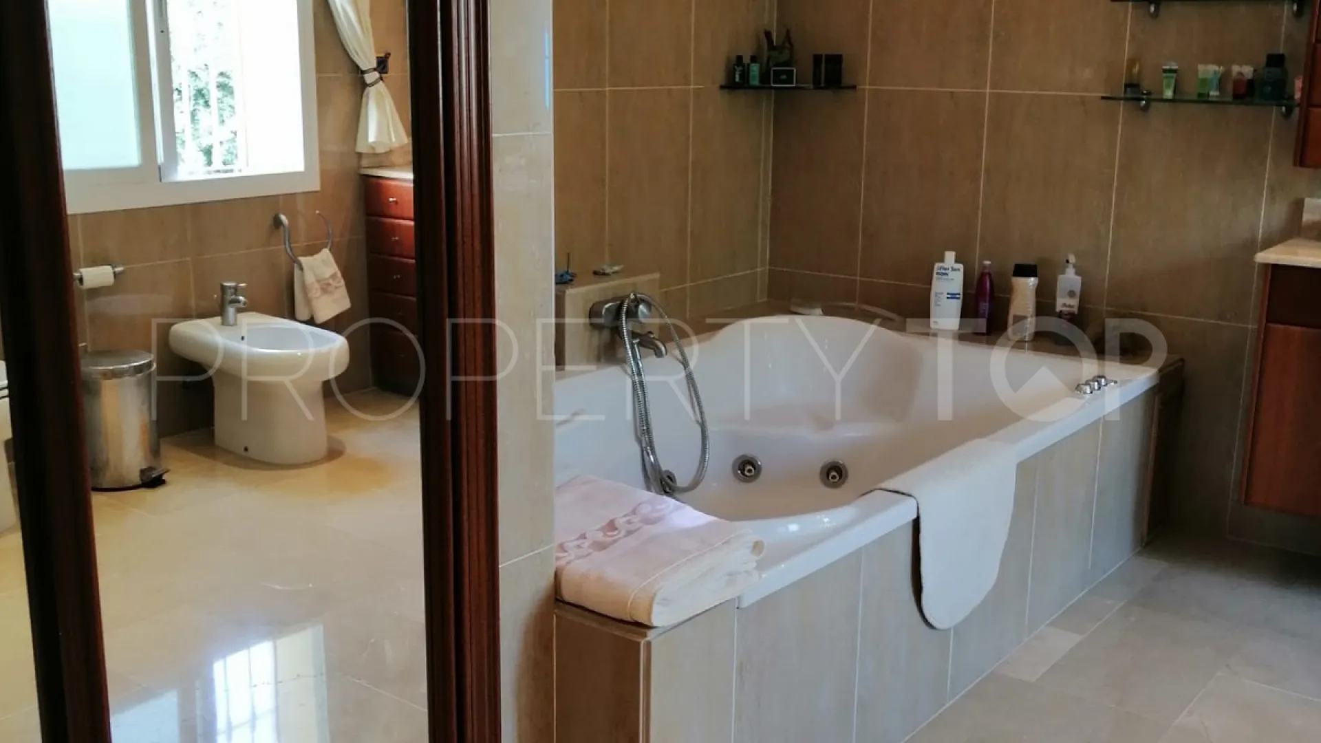 Comprar villa con 7 dormitorios en Benalmadena