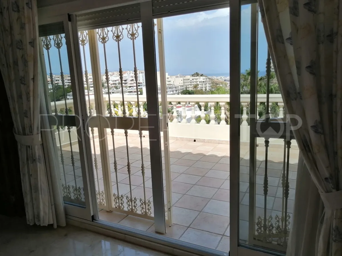 Comprar villa con 7 dormitorios en Benalmadena