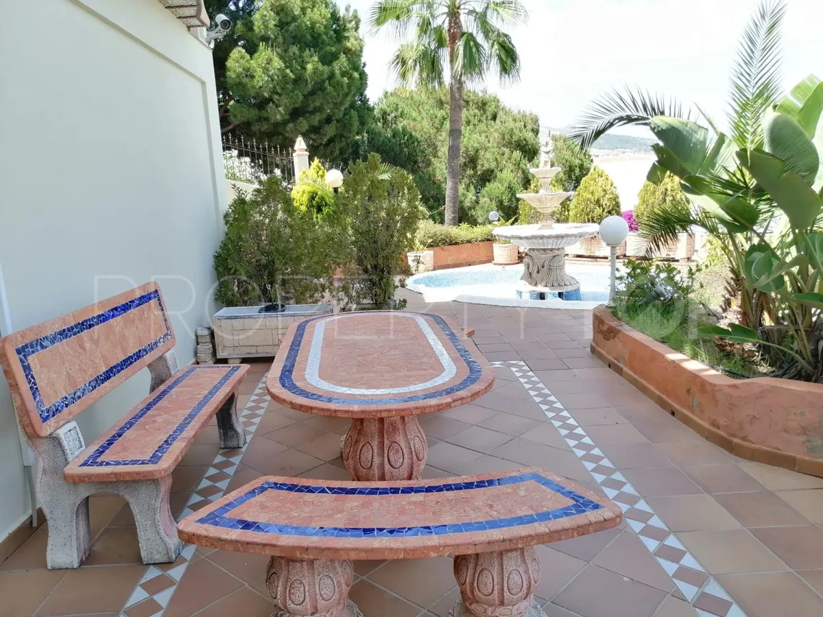 Comprar villa con 7 dormitorios en Benalmadena