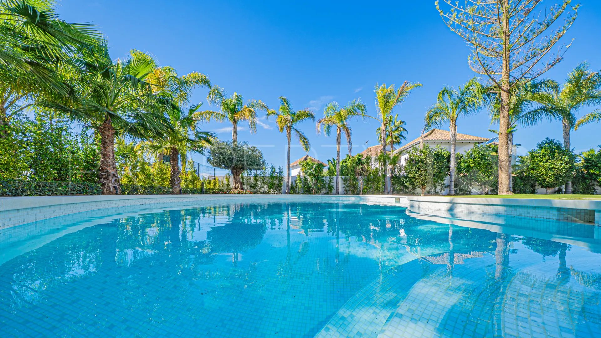 Villa en venta con 5 dormitorios en Marbella Ciudad