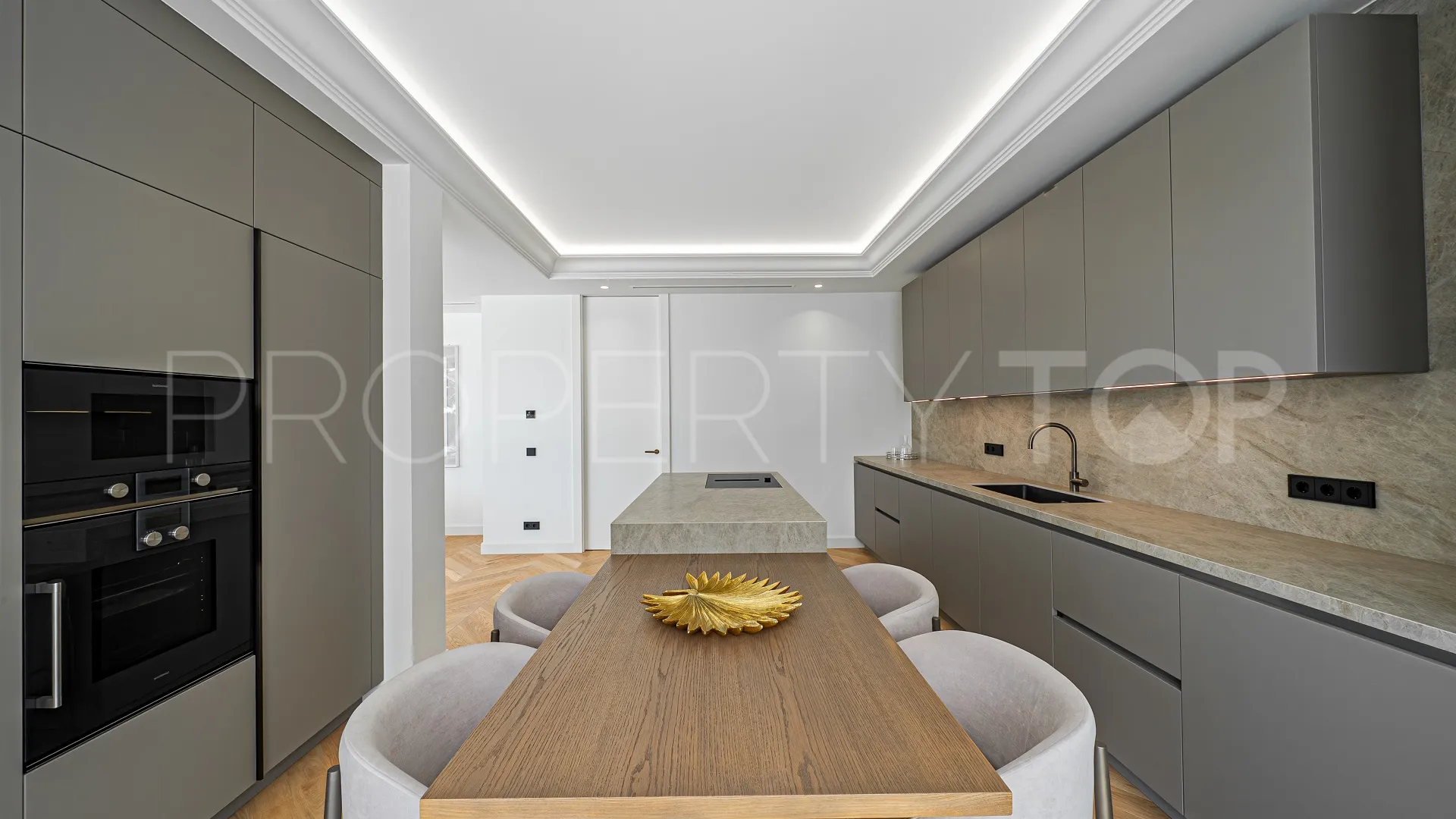 Villa en venta con 5 dormitorios en Marbella Ciudad