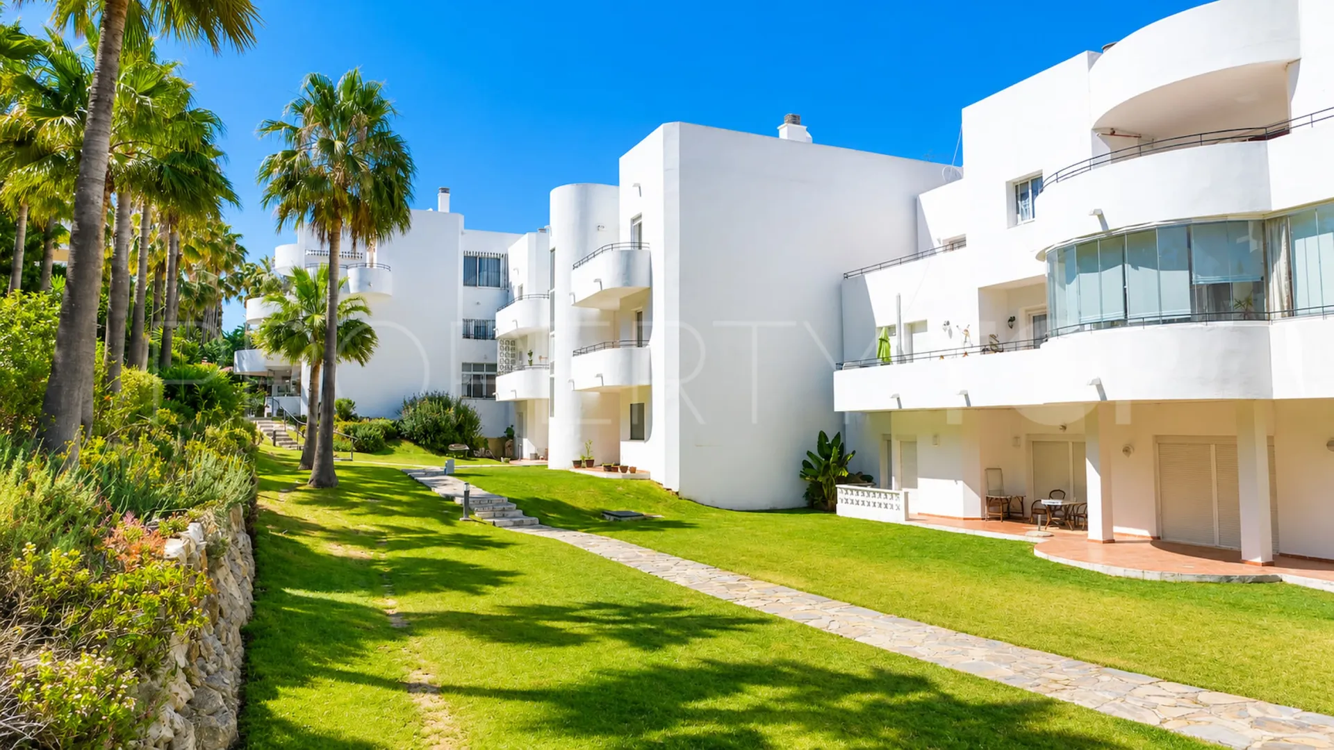 Comprar apartamento planta baja en Estepona Golf con 2 dormitorios